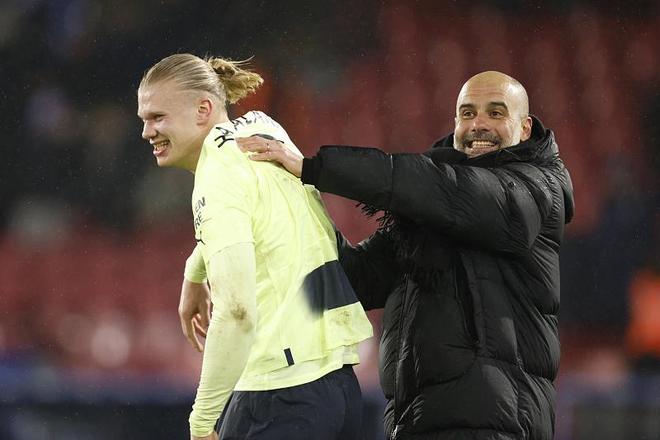 西媒：球迷抱怨新诺坎普座位间距太小，入口台阶高低不平（西媒：新诺坎普座椅间距过窄、入口台阶不平整引发球迷不满）