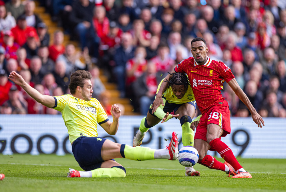 给爷整笑了，曼奇尼假意亲吻布鲁马多，将布鲁马多逗笑（曼奇尼作势亲吻布鲁马多，逗得布鲁马多当场大笑）