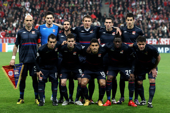 世界杯三个东道主墨加美依次被分至ABD三组，不用参与抽签（世界杯东道主墨西哥、加拿大、美国直接落位A、B、D组三，无需抽签）