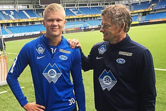 科贝记者：法兰克福球迷往巴萨球迷区投掷杂物甚至发射焰火（科贝记者称：法兰克福球迷向巴萨看台抛掷杂物并燃放焰火）