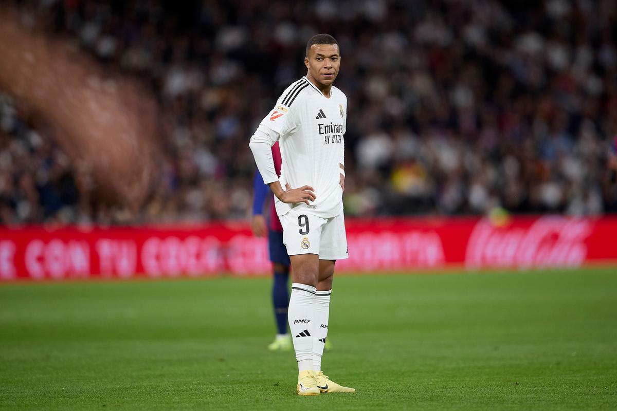 2025上海明日之星冠军杯足球赛圆满落幕，颁奖仪式进行（2025上海明日之星冠军杯足球赛落下帷幕，颁奖典礼隆重举行）