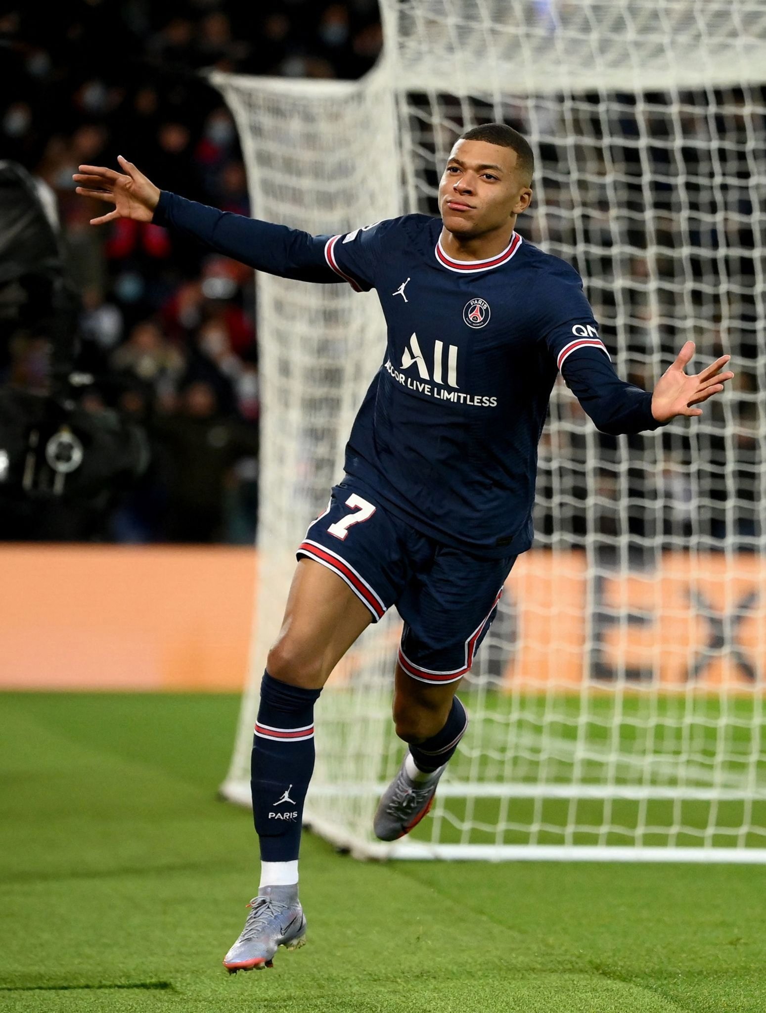 萨尼亚选择内马尔为自己最难对付的对手，廷贝尔选择梅西（萨尼亚认为内马尔是他最难缠的对手，廷贝尔则选择梅西）