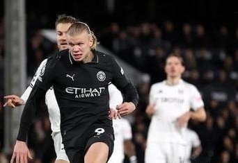 佩莱格里尼：塞维利亚落后时球迷往球场投掷杂物，这样不对（佩莱格里尼：塞维利亚球迷在球队落后时向场内掷物，行为不当）