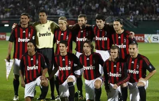 球迷在训练基地拉横幅支持阿隆索：我们爱你，冠军，振作起来（训练基地球迷举横幅力挺阿隆索：冠军，我们爱你，加油！）