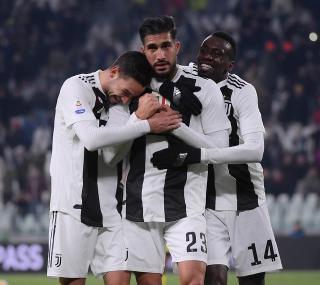 💥愤怒了！梅西离开体育场后，球迷冲场投水瓶+撕毁海报（梅西离场后爆发骚乱：球迷冲入场内投掷水瓶并撕毁海报）