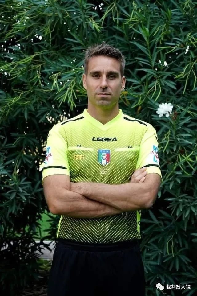 詹姆斯篮板抢断关键时刻锁定胜局（关键时刻，詹姆斯以篮板与抢断锁定胜局）